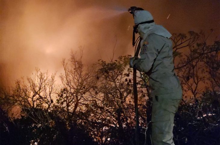 Bombeiros mantém combate aos incêndios no Pantanal e fumaça prejudica apoio aéreo - Crédito: CBMS
