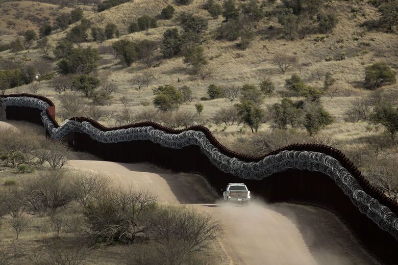 Em março de 2019, um carro de agentes dos EUA fiscaliza a fronteira com o México. Rota tem sido usada por brasileiros - Crédito: CHARLIE RIEDEL (AP)