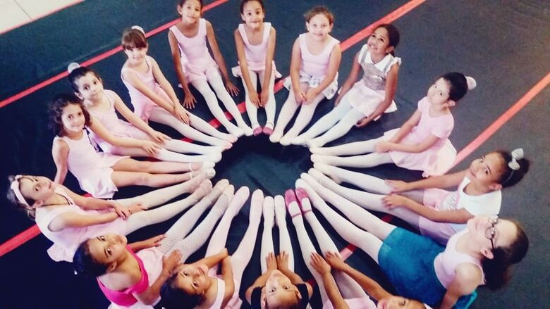 Crianças durante aula de balé, uma das atividades oferecidas pela FNC - Crédito: Divulgação