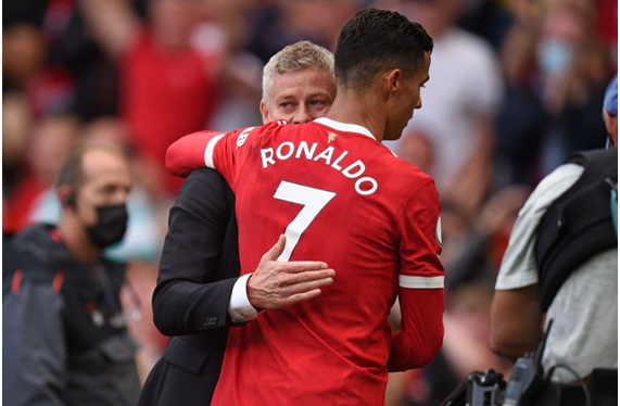 Técnico do Manchester United conta com o apoio de Cristiano Ronaldo para não ser demitido - Crédito: AFP