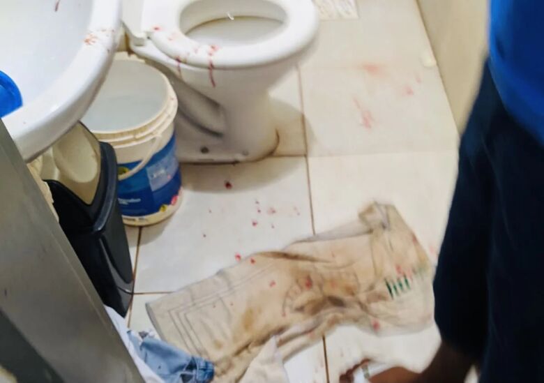 A vítima segue internada no Hospital da Vida em estado grave - Crédito: Divulgação/PM