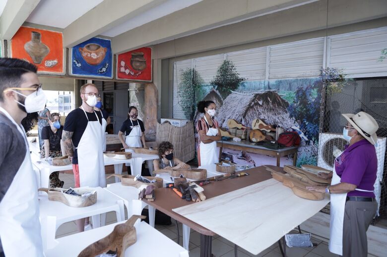 Oficinas de viola de cocho e cerâmica Terena são sucesso de público durante o Campão Cultural - Crédito: Ricardo Gomes