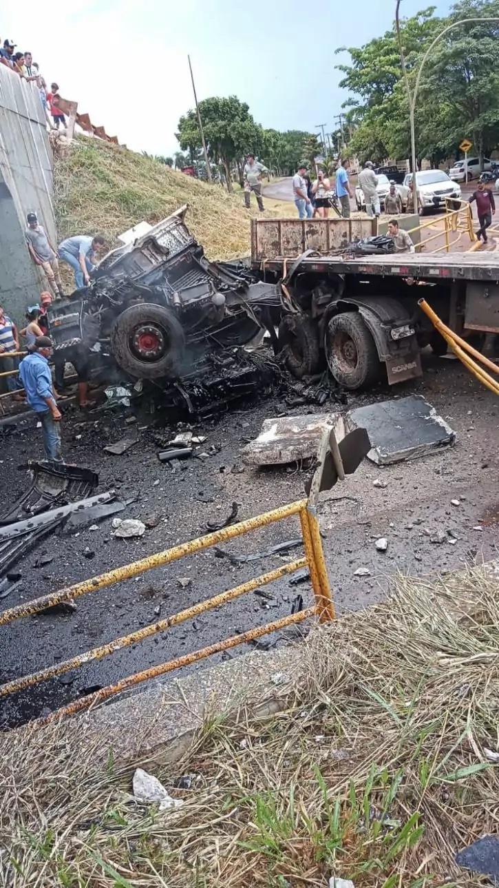 Motorista perde controle de carreta e cai de viaduto em Maracaju - 