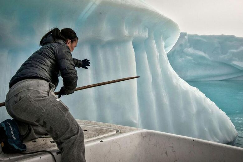 Uma pescadora tenta evitar que sua rede de pesca seja arrastada por um iceberg no mar da Groenlândia - Crédito: © Climate Visuals Countdown/Turpin Samuel