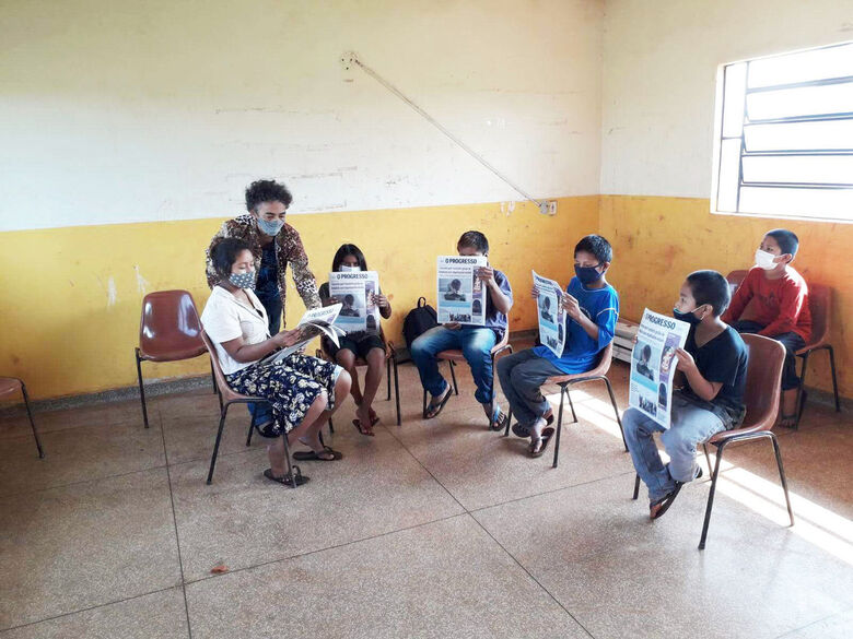 Professora Marisia de Paula Brandão durante trabalho de leitura de jornal com os estudantes - Crédito: Divulgação