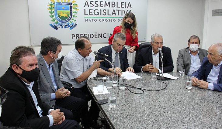 Governador Reinaldo Azambuja entregou os projetos de lei na Assembleia Legislativa - Crédito: Chico Ribeiro