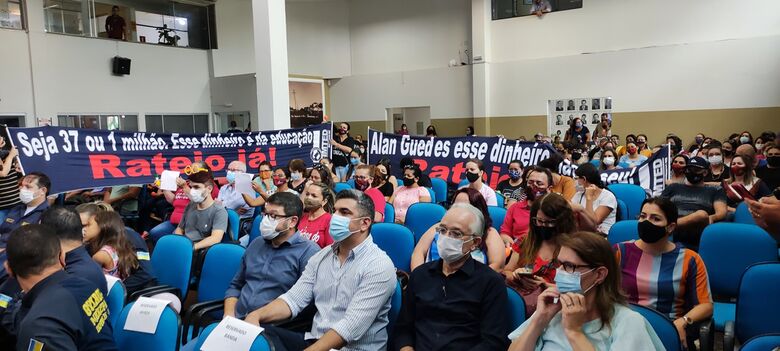Educadores durante protesto na Câmara sobre o rateio do Fundeb em Dourados - Crédito: Divulgação