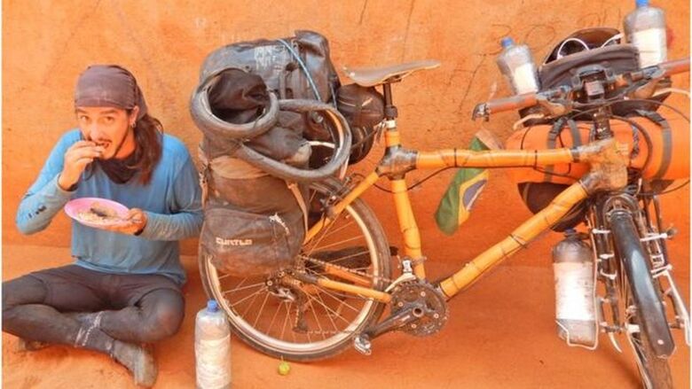 Brasileiro viaja o mundo em uma bike de bambu - Crédito: Arquivo Pessoal