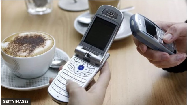 Modelos mais antigos permitem basicamente fazer ligações e trocar mensagens de texto SMS - Crédito: Getty Images