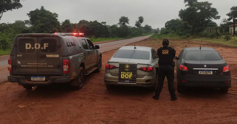 Policiais do DOF recuperaram dois carros roubados - Crédito: Divulgação/DOF