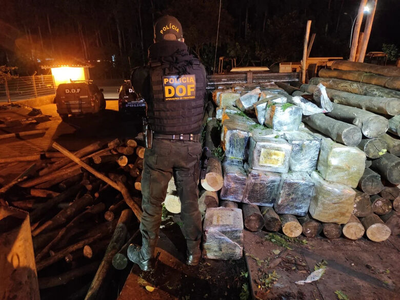 A droga estava sendo transportada em um caminhão M.BENZ/1113 - Crédito: Divulgação/DOF