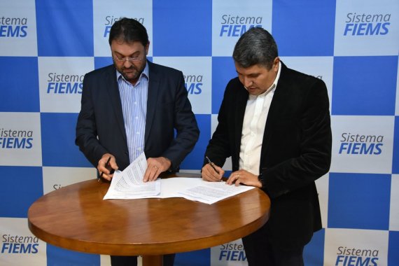 O presidente da Fiems, Sérgio Longen, e o diretor-presidente da fundação, Márcio de Araújo Pereira, assinaram termo de parceria - Crédito: Divulgação