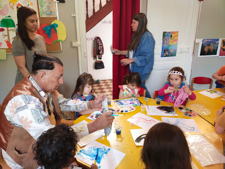 Jonir Figueiredo coordena os ateliês com as crianças em Paris - Crédito: Divulgação