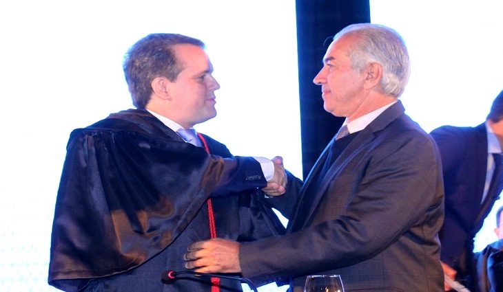 Governador Reinaldo Azambuja cumprimenta o promotor  Alexandre Magno Benites de Lacerda - Crédito: Chico Ribeiro