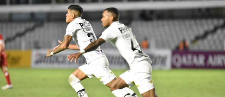 Luca Barbosa e Lucas Pires comemoram o gol do Santos nos acréscimos - Crédito: Divulgação/Santos FC