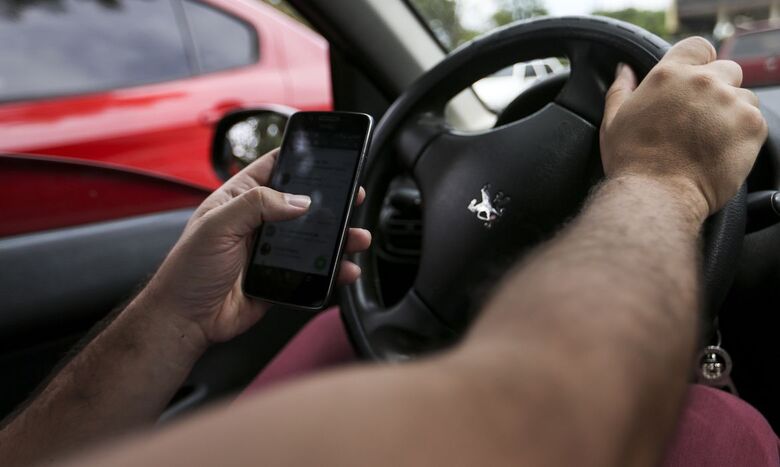 Dirigir utilizando o celular quadruplica a probabilidade de sofrer um acidente de trânsito - Crédito: Marcelo Camargo/Agência Brasil