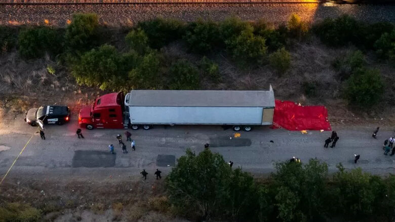 Equipes de resgate encontraram mais de 40 corpos no caminhão no Texas - Crédito: Getty Images