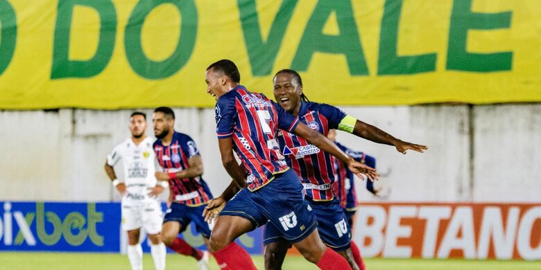 Jogadores do Bahia comemoram o gol da vitória contra o Brusque - Crédito: Beno Kuster Nunes/AGIF