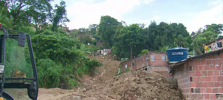 Buscas na comunidade Bola de Ouro, no bairro de Curado 4, em Jaboatão dos Guararapes, nesta quinta-feira (2) - Crédito: Reprodução/TV Globo