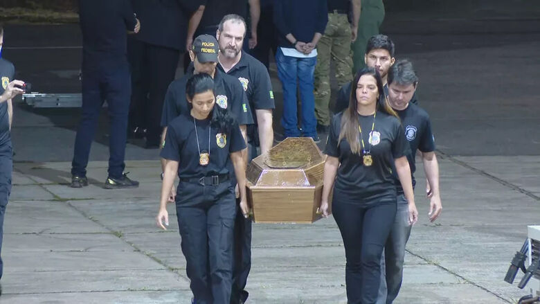 Policiais federais carregam caixão com remanescentes humanos encontrados no Amazonas chega no Aeroporto de Brasília  - Crédito: TV Globo/Reprodução