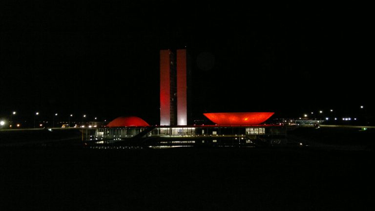 Congresso Nacional estará iluminado de vermelho neste domingo  - Crédito: Pierre Triboli/Câmara dos Deputados