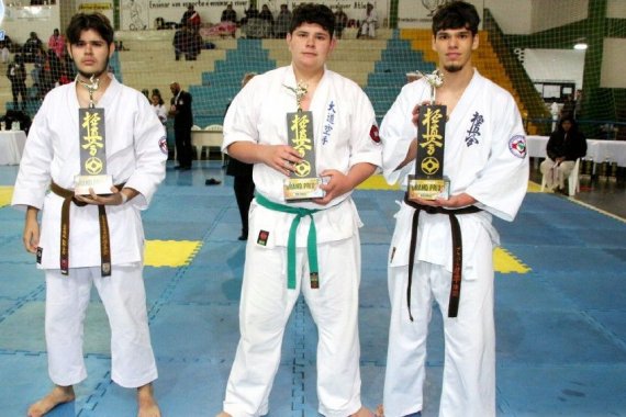 Pedro Granzotti (Escola Sesi Naviraí) ficou em primeiro lugar na categoria pesado juvenil do 2° Grand Prix de Karatê Kyokushin kaikan - Crédito: Divulgação