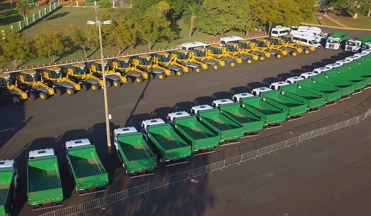 Governo entregou 26 caminhões-caçamba e 19 motoniveladoras a 40 municípios do Estado - Crédito: Chico Ribeiro