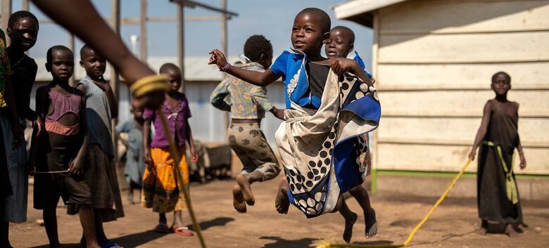 Crianças brincam no recreio na República Democrática do Congo - Crédito:  UNICEF/Gwenn Dubourthoumi