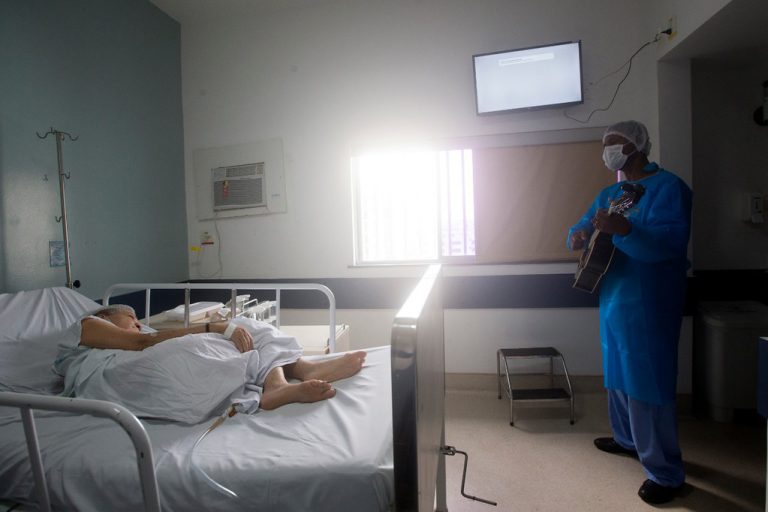 Musicoterapia para pacientes internados no Hospital Espanhol em Salvador (BA)   - Crédito: Paula Fróes/Governo da Bahia  