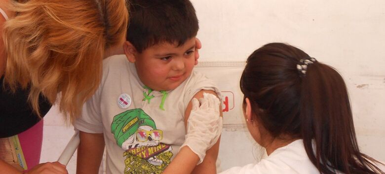 Criança recebe vacina contra hepatite B, porém casos recentes não foram associados aos vírus tradicionais - Crédito: OMS/Opas