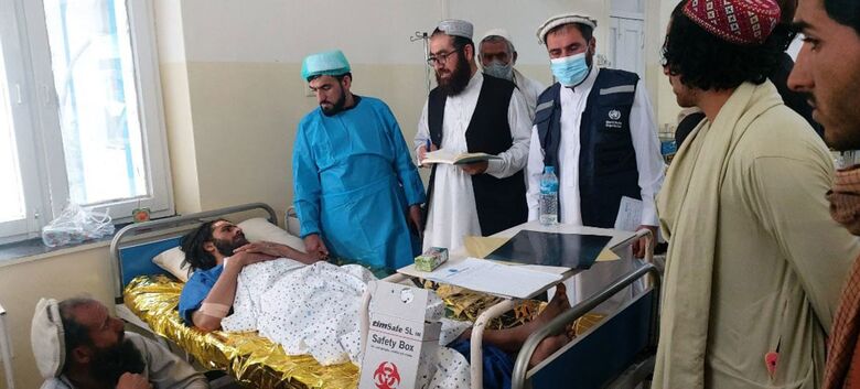 Equipes da OMS estão apoiando os profissionais de saúde locais para salvar vidas e cuidar das pessoas afetadas pelo terremoto no Afeganistão - Crédito: OMS Afeganistão