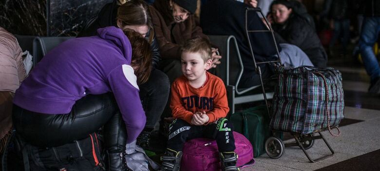 Ucranianos esperam trens de evacuação em uma estação ferroviária em Kyiv - Crédito:  UNDP/Oleksandr Ratushniak