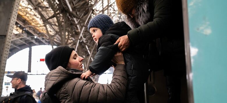 Família que fugiu de Mariupol chega na estação de trem em Liviv, Ucrânia - Crédito:  UNICEF/Juan Haro