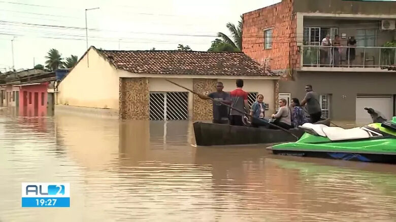 Famílias são resgatadas de casas inundadas em Atalaia, Alagoas - Crédito: Reprodução/TV Gazeta