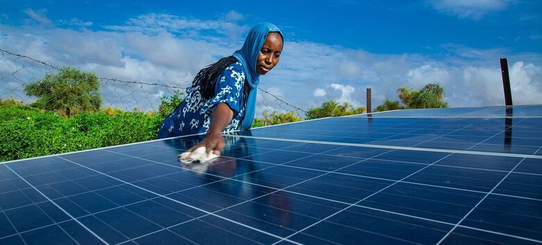 Cooperativa de mulheres no sul da Mauritânia usando energia solar para operar poço que fornece água para agricultura - Crédito: Climate Visuals Countdown/Raphael Pouget