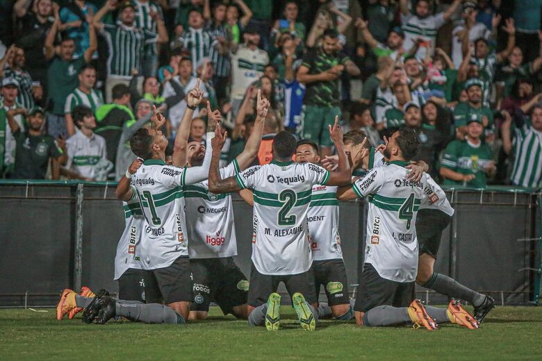 Jogadores do Coritiba comemoram o gol da vitória contra o Fortaleza - Crédito: Divulgação/Coritiba