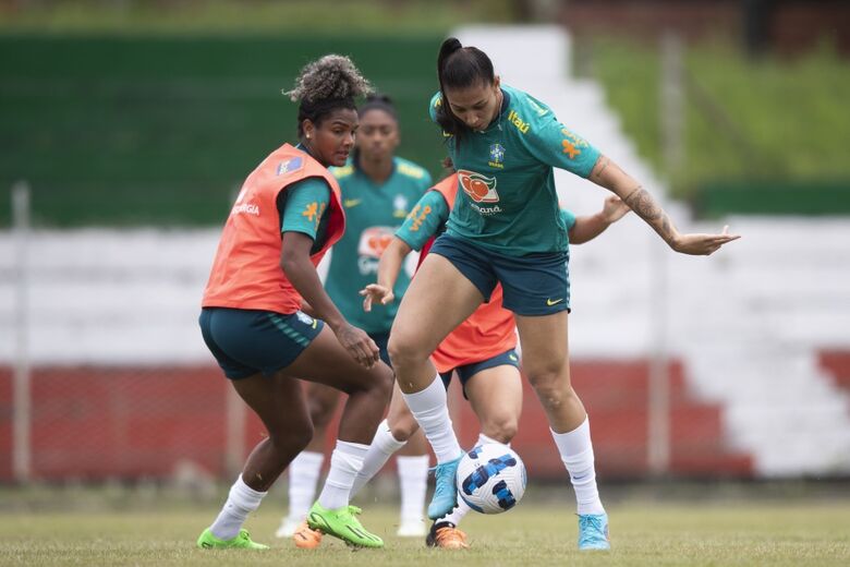 Em meio a treinos, seleção feminina faz foto oficial da Copa do