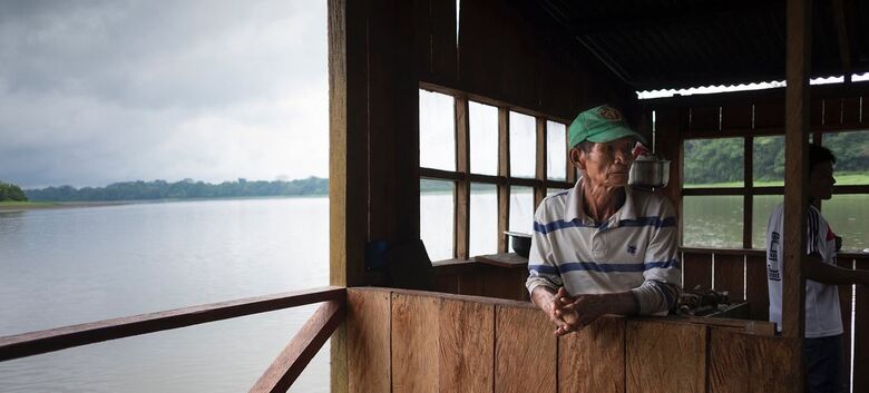 Pescador em cabana no topo do lago na Amazônia, Colômbia - Crédito: Unsplash/Alevision.co