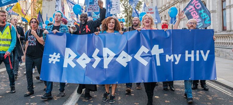 Marcha comunitária organizada no centro de Londres com o tema 'respeite meu HIV' para que se tenha em conta a diversidade de pessoas vivendo com HIV - Crédito:  Unsplash/Ehimetalor Akhere Unuabona