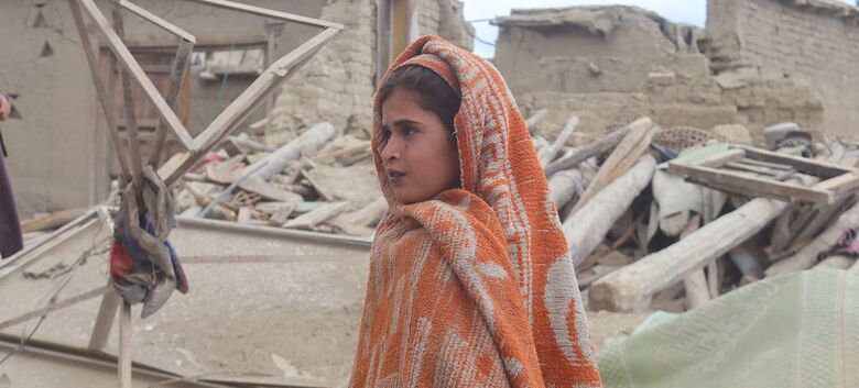 i Ayesha, de sete anos, é a única sobrevivente de sua família depois que um terremoto devastador atingiu a região central do Afeganistão - Crédito:  UNICEF/Ali Nazari