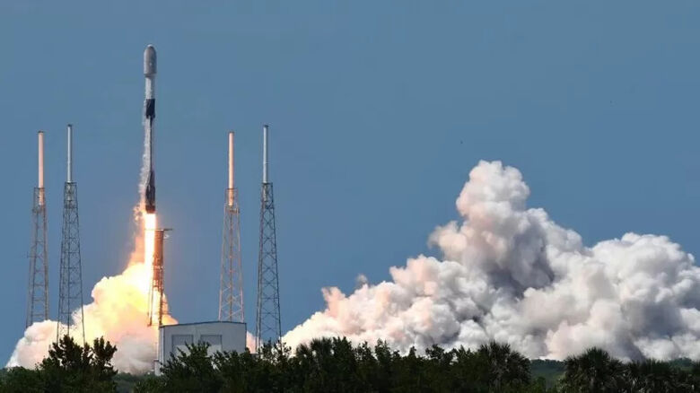 Foguete da SpaceX decola do Cabo Canaveral, na Flórida, com satélites Starlink - Crédito: Getty Images 