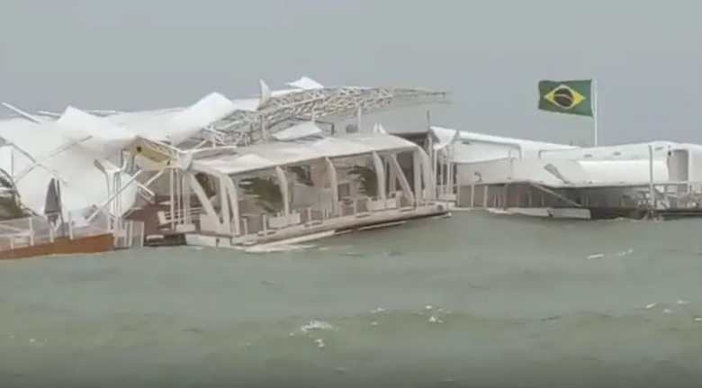Balada flutuante, que seria a primeira do Brasil, foi levada pelo ciclone que passou por Santa Catarina - Crédito: Reprodução/Vídeo