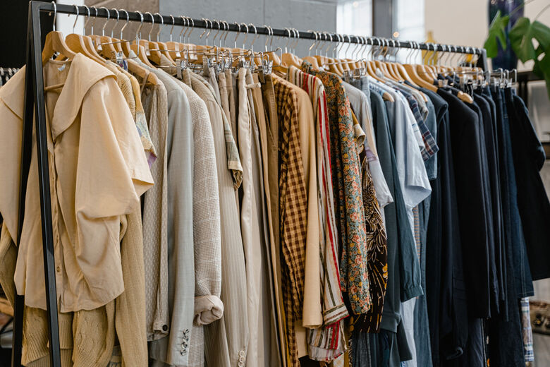 Buscas por roupas de segunda mão aumentam mais de 500% no Google
 - Crédito: Canva 