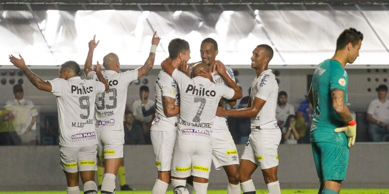 Jogadores do Santos comemoram o gol de Luiz Felipe - Crédito: Fernanda Luz/AGIF