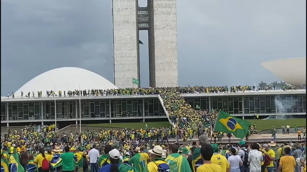 Bolsonaristas sobem no Congresso Nacional, em Brasília - Crédito: Foto: Afonso Ferreira/TV Globo