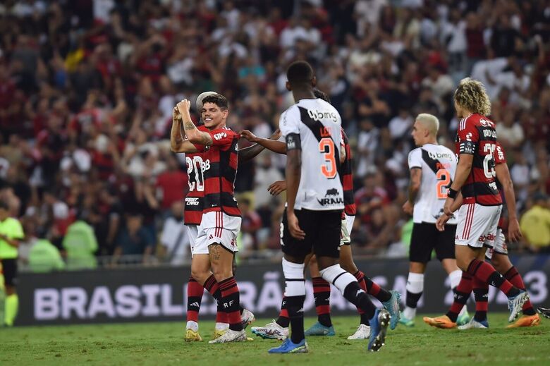 Ayrton Lucas chega ao Rio e comemora acerto com o Flamengo: 'Não