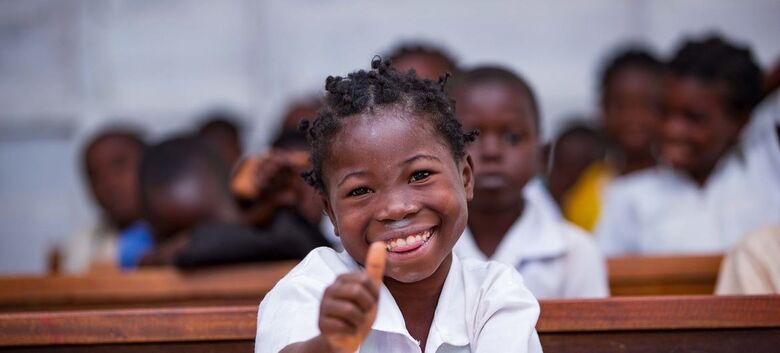 O sonho de Thérèse é se tornar governadora da província de Tanganica. Ela está sentada em uma sala de aula recém-construída na escola primária Lubile, na província de Tanganyika, graças ao Unicef e Education Cannot Wait - Crédito:  UNICEF/Josué Mulala