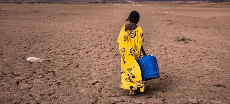 ma menina caminha com um recipiente de água na região de Afar, na Etiópia - Crédito: Ocha/Liz-Loh-Taylor 