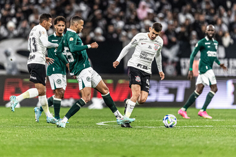 Corinthians sai atrás e busca empate com o Goiás na Neo Química