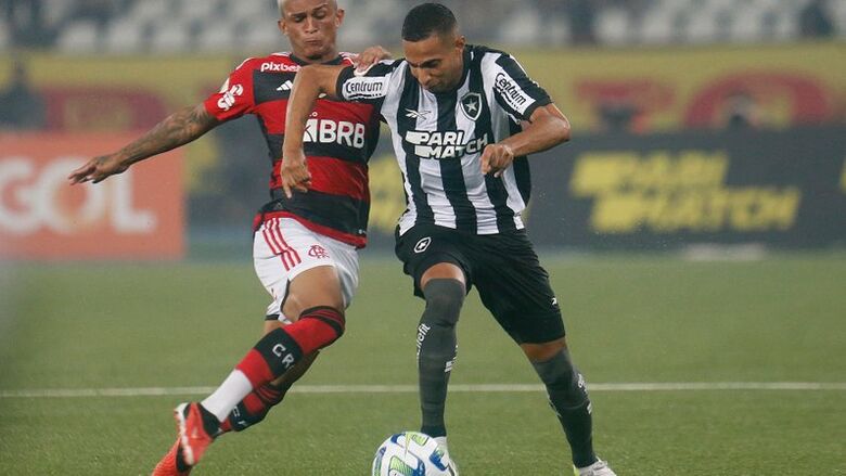 Em jogo movimentado, Flamengo vence o Botafogo por 2 a 1 pelo Brasileirão